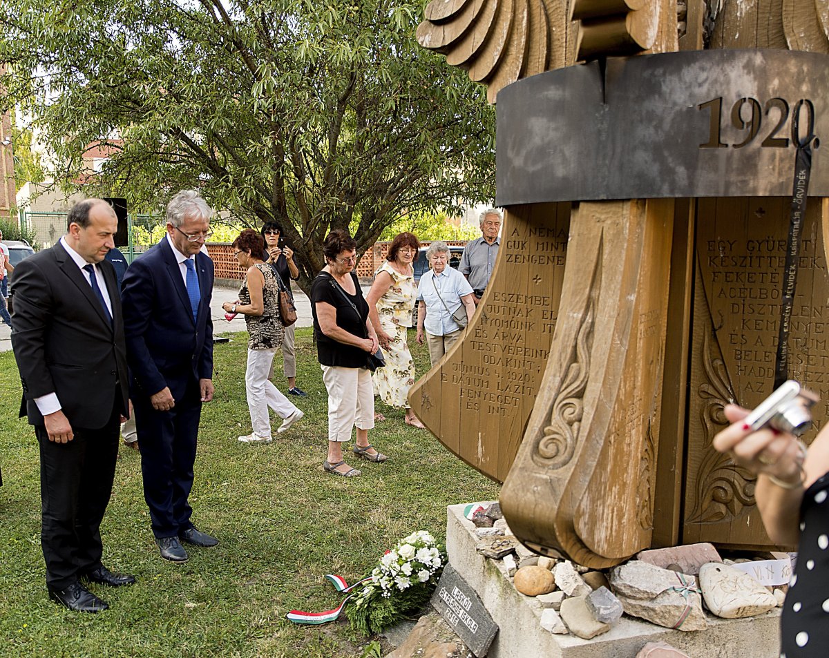 Megemlékezés Révkomáromban. Mindkét város polgármestere koszorúzott • Fotó: MTI