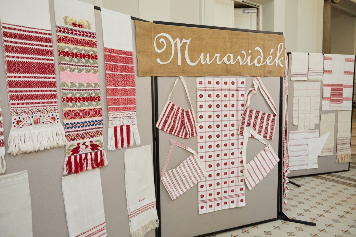 Népi hagyományok. Szinte minden településen működik hímző kör &bullet;  Fotó: Csermák Zoltán