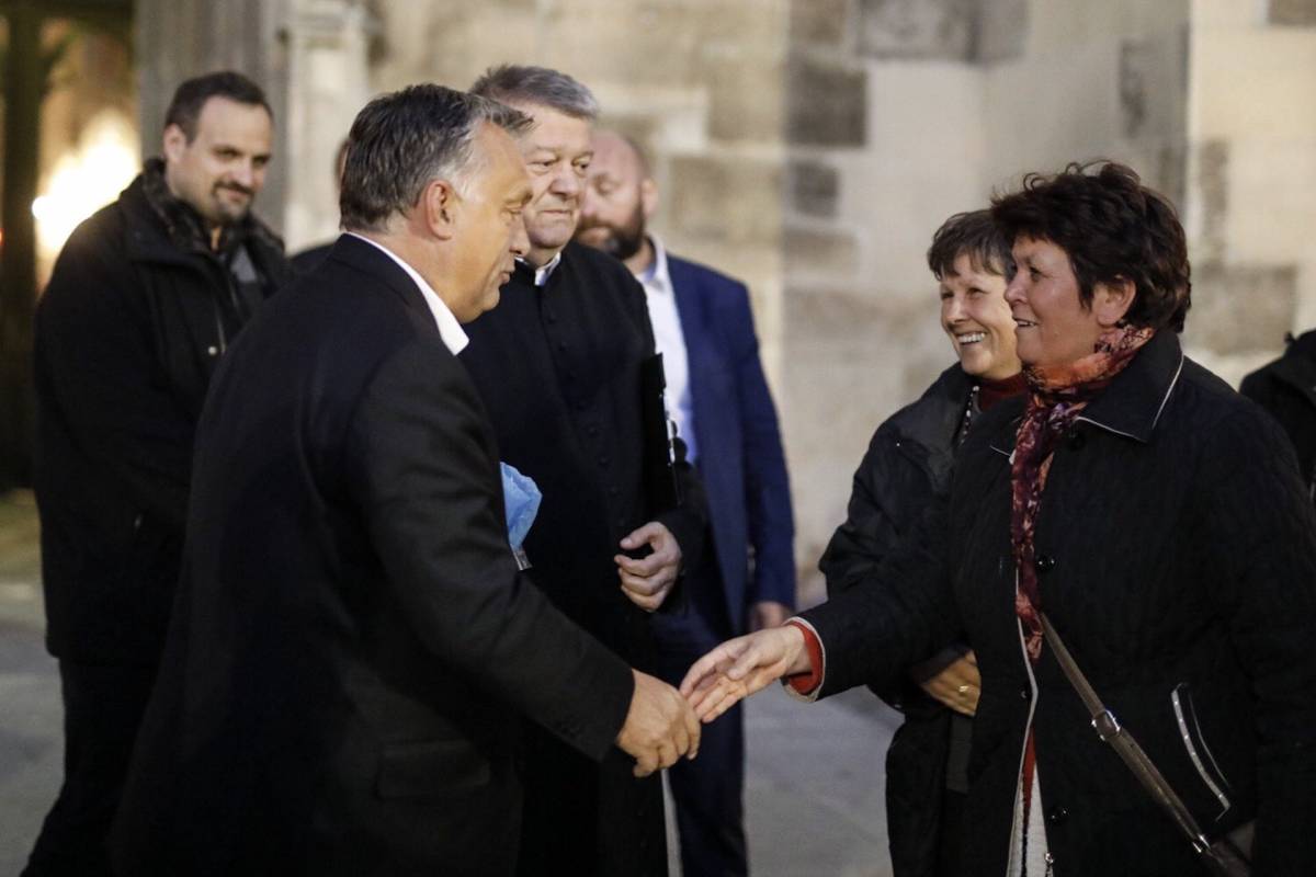 Orbán Viktor miniszterelnök kolozsvári programja után járókelőkkel találkozik a Szent Mihály-templom előtt •  Fotó: MTI