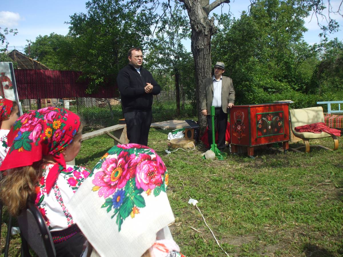 Palkó Ágoston, a faluból elszármazott pap és Petres László, a faluban ragadt tanító &bullet;  Fotó: Szucher Ervin