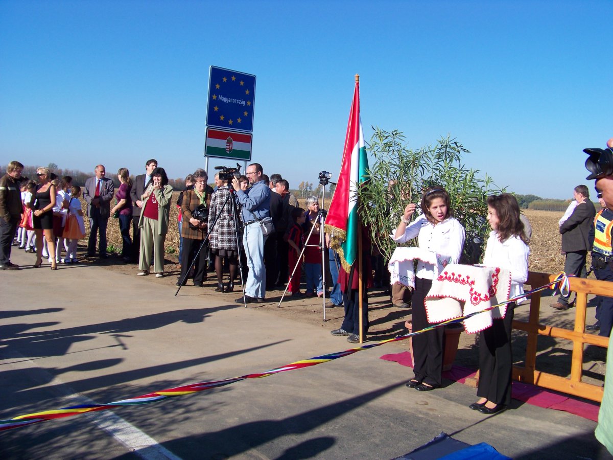 Útavató Érkenéz és Bagamér között 2012-ben: a határátkelőt azóta sem tudják használni &bullet;  Fotó: Sütő Éva