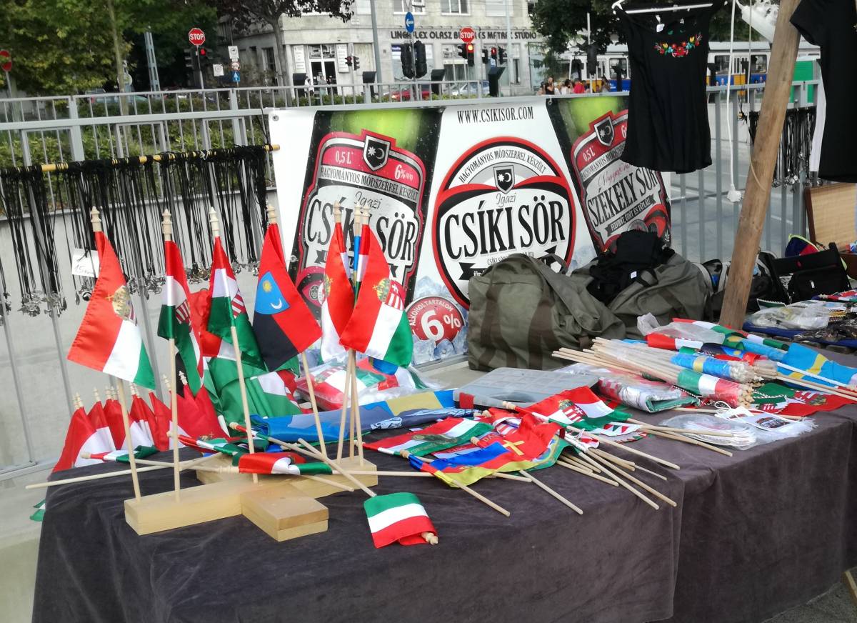 Székely és magyar zászlók minden mennyiségben &bullet;  Fotó: Ilyés Szabolcs
