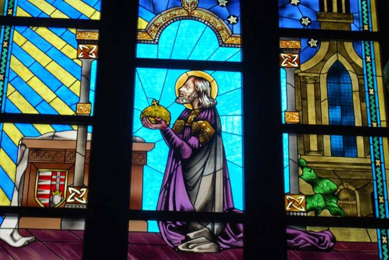 Ahol színes ablakon süt be a nap