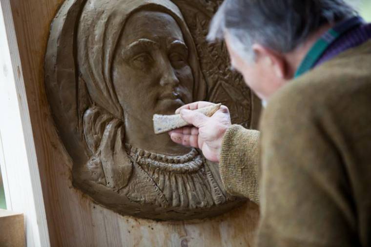 Az alkotás beszéljen, vagy az agyagosládában a helye