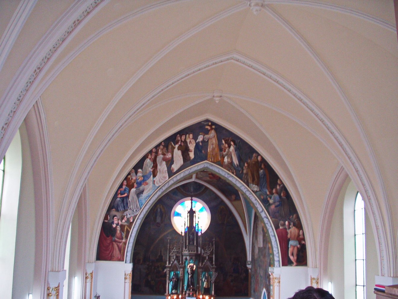 Az első boltíveken a damaszkuszi út és Saulus története lemeszelve •  Fotó: Sütő Éva