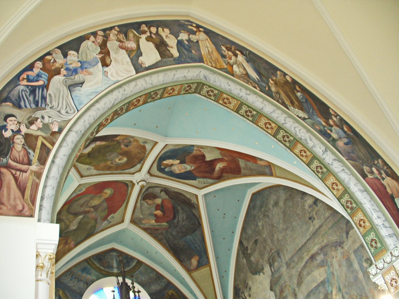 A szentély mennyezete a négy evangélistával •  Fotó: Sütő Éva