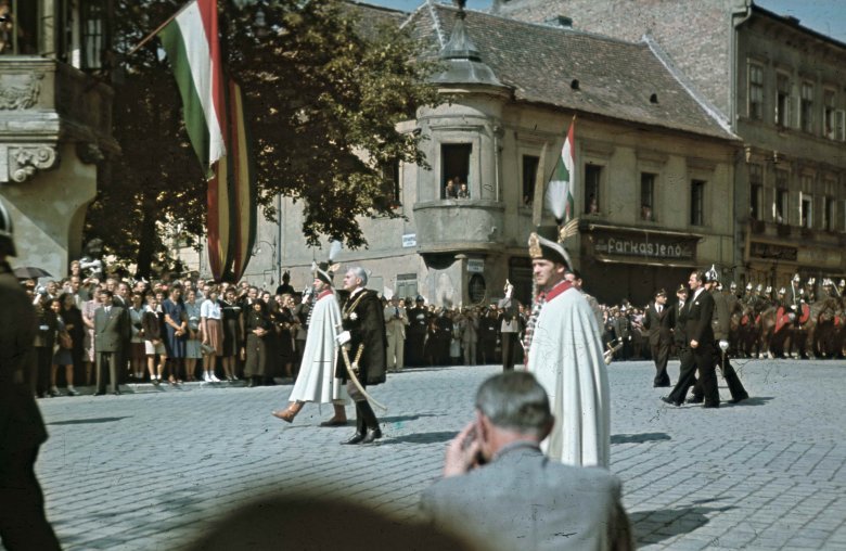 Kállay Miklós miniszterelnök koronaőrökkel a Szentháromság téren 1943-ban •  Fotó: Fortepan