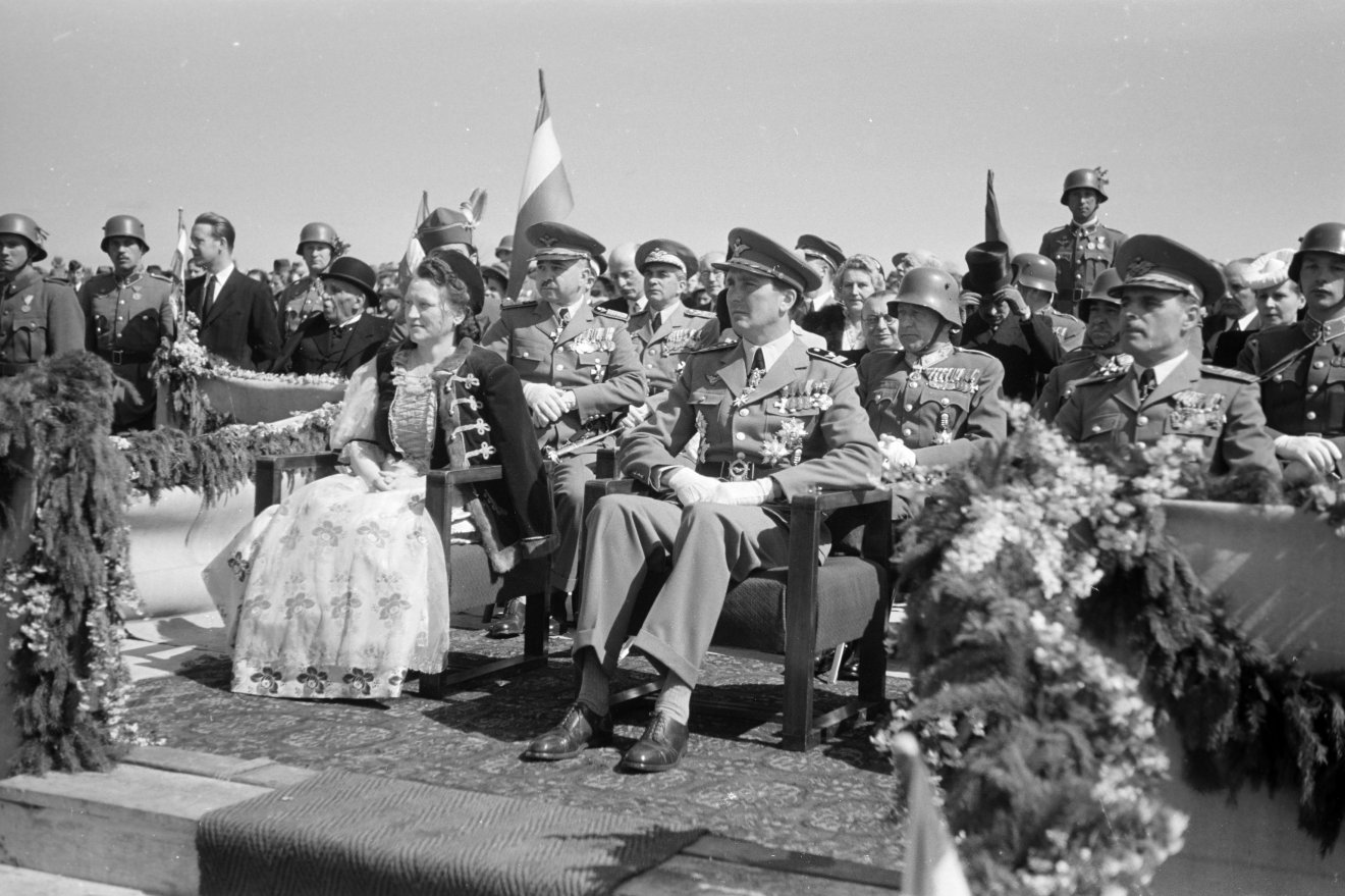 Horthy István Pápán 1942. május 25-én •  Fotó: Fortepan