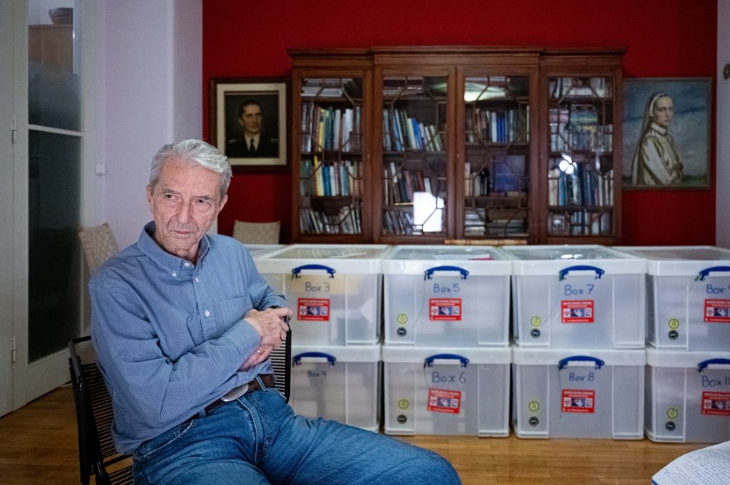 Horthy István Sharif budai otthonában az Angliából decemberben hazaérkezett tíz doboznyi iratanyaggal •  Fotó: 24.hu