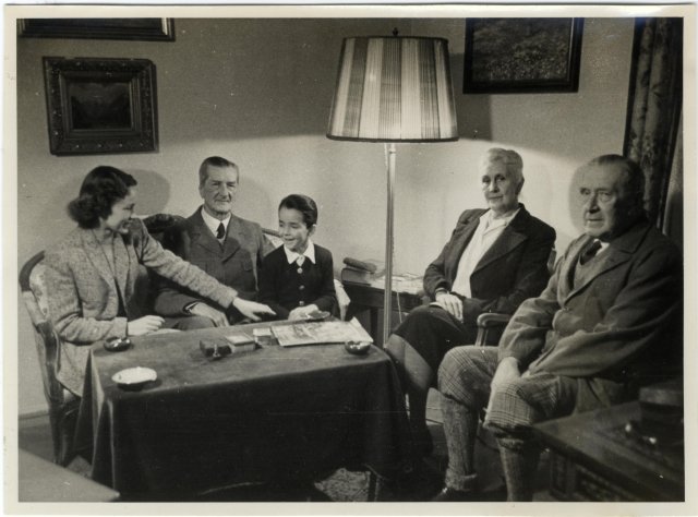 Özvegy Horthy Istvánné, Horthy Miklós, ifj. Horthy István, Horthy Miklósné és Horthy Jenő németországi otthonukban, Weilheimben  1947-1948 körül •  Fotó: Magyar Nemzeti Múzeum