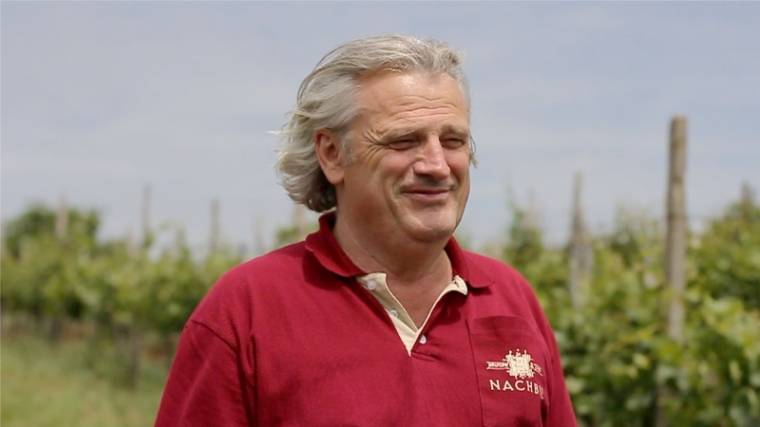 Sváb hagyományok francia hordókban