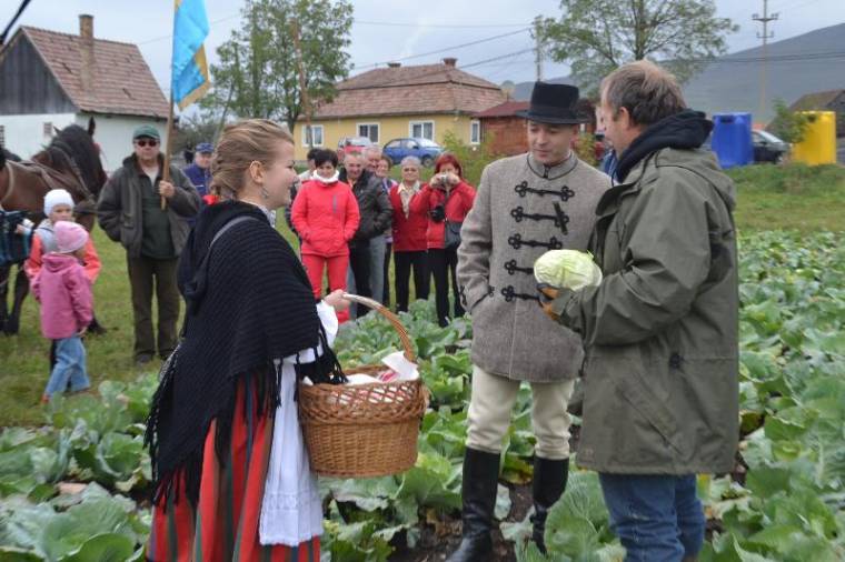 Egy szót se káposztavágásig!