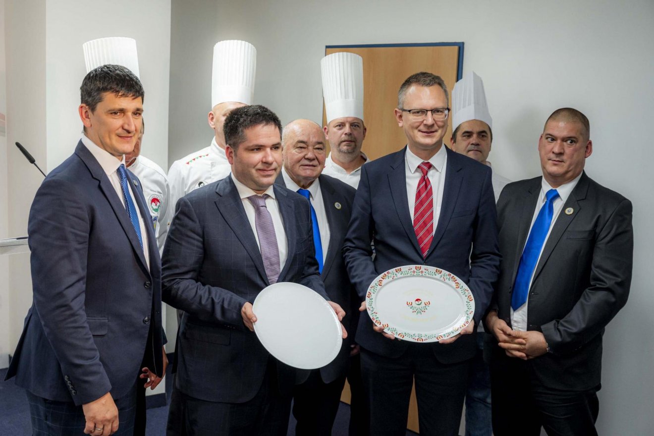 A Kárpát-medencei szakácsversenyt meghirdető politikusok és szakmai szervezetek vezetői •  Fotó: Pelsőczy Csaba/Agrárminisztérium