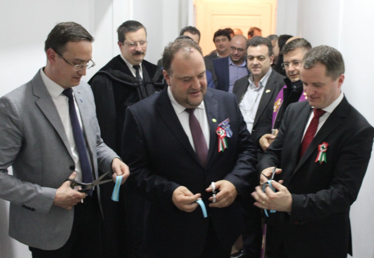 MPP-s irodaavató Gyergyószentmiklóson. A kirakatba szánt akcióknál többre van szüksége a Magyar Polgári Pártnak • Fotó: Gergely Imre