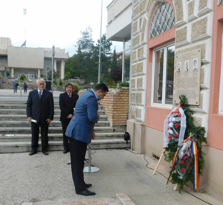 Sebastian Cucu Kovászna megyei prefetus is koszorúz 