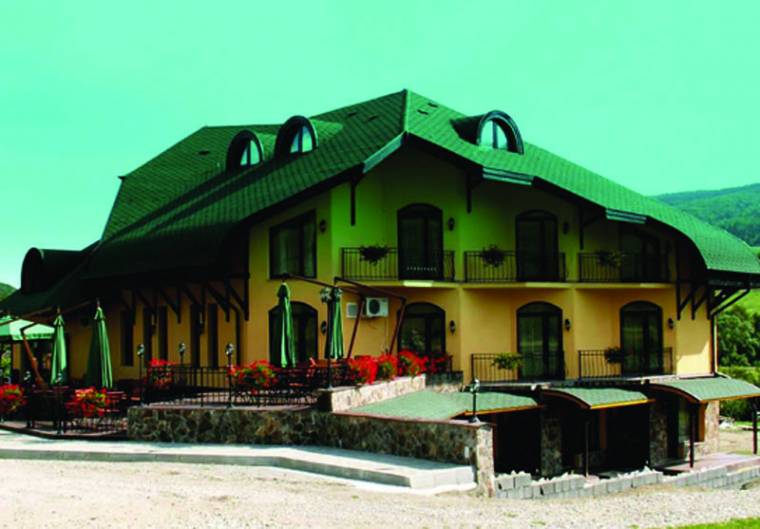 Grimaszok egy épület homlokzatán