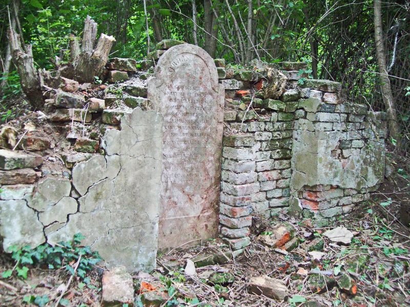 A kiskágyai (érmelléki) temetőkertben fellelt nemesi sírbolt, kiszabadítva a bozótból • Fotó: Sütő Éva