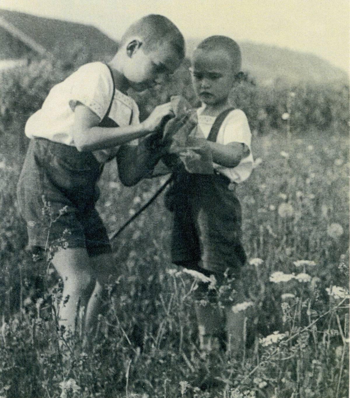 A Haberstumpf-villa kertjében lepkészik Bethlenfalvay Miklós és Gábor &bullet;  Fotó: Bethlenfalvay Gábor magánarchívuma