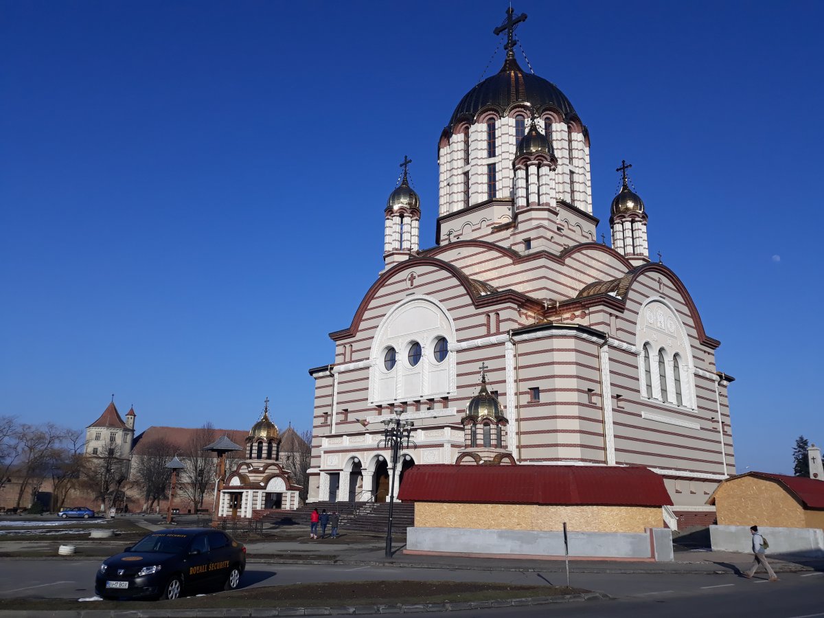 Óriási méretű ortodox katedrális és templom méretű „függelékek” takarják el a várat •  Fotó: Szucher Ervin