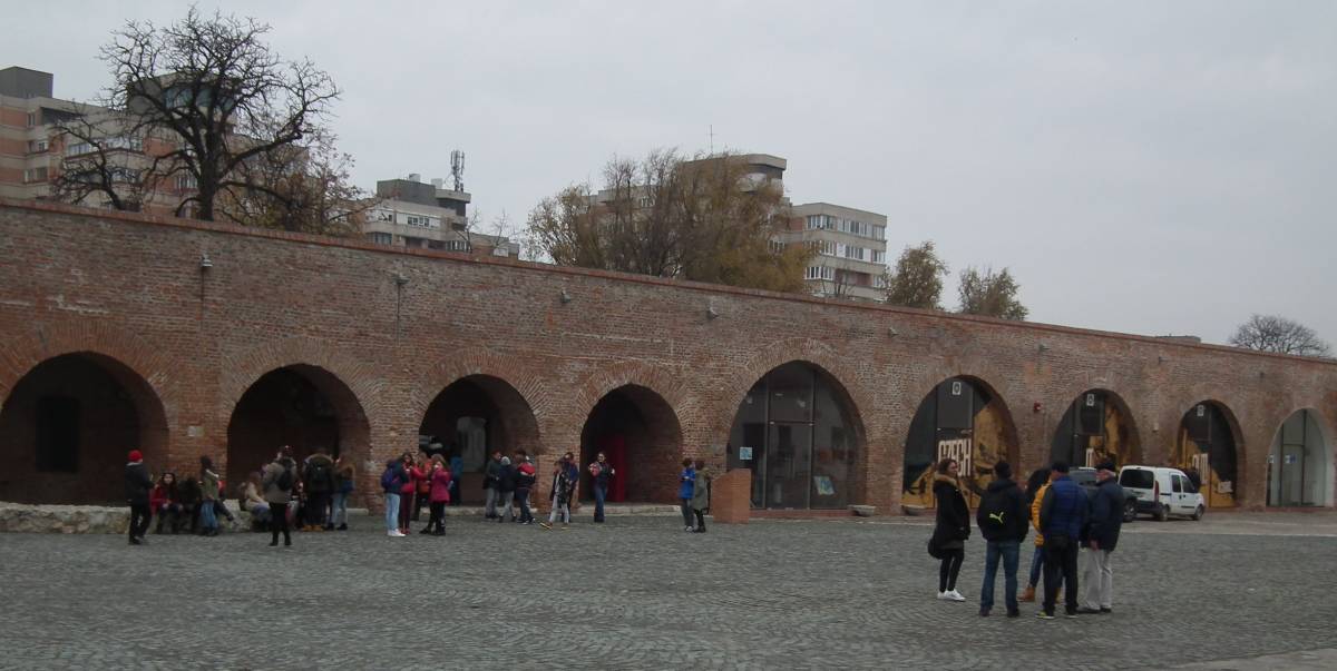 Csak idén háromszázezren látogattak el a várba. Ottjártunkkor is kíváncsi diákok gyülekeztek az udvaron &bullet;  Fotó: Kádár Hanga