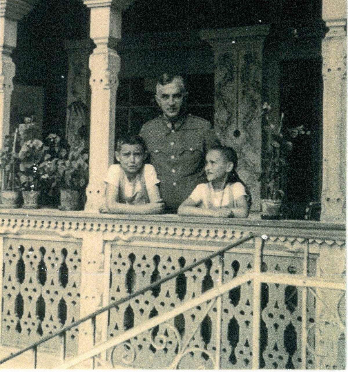 Vitéz Bethlenfalvay Károly, valamint két fia, Miklós és Gábor &bullet;  Fotó: Bethlenfalvay Gábor magánarchívuma