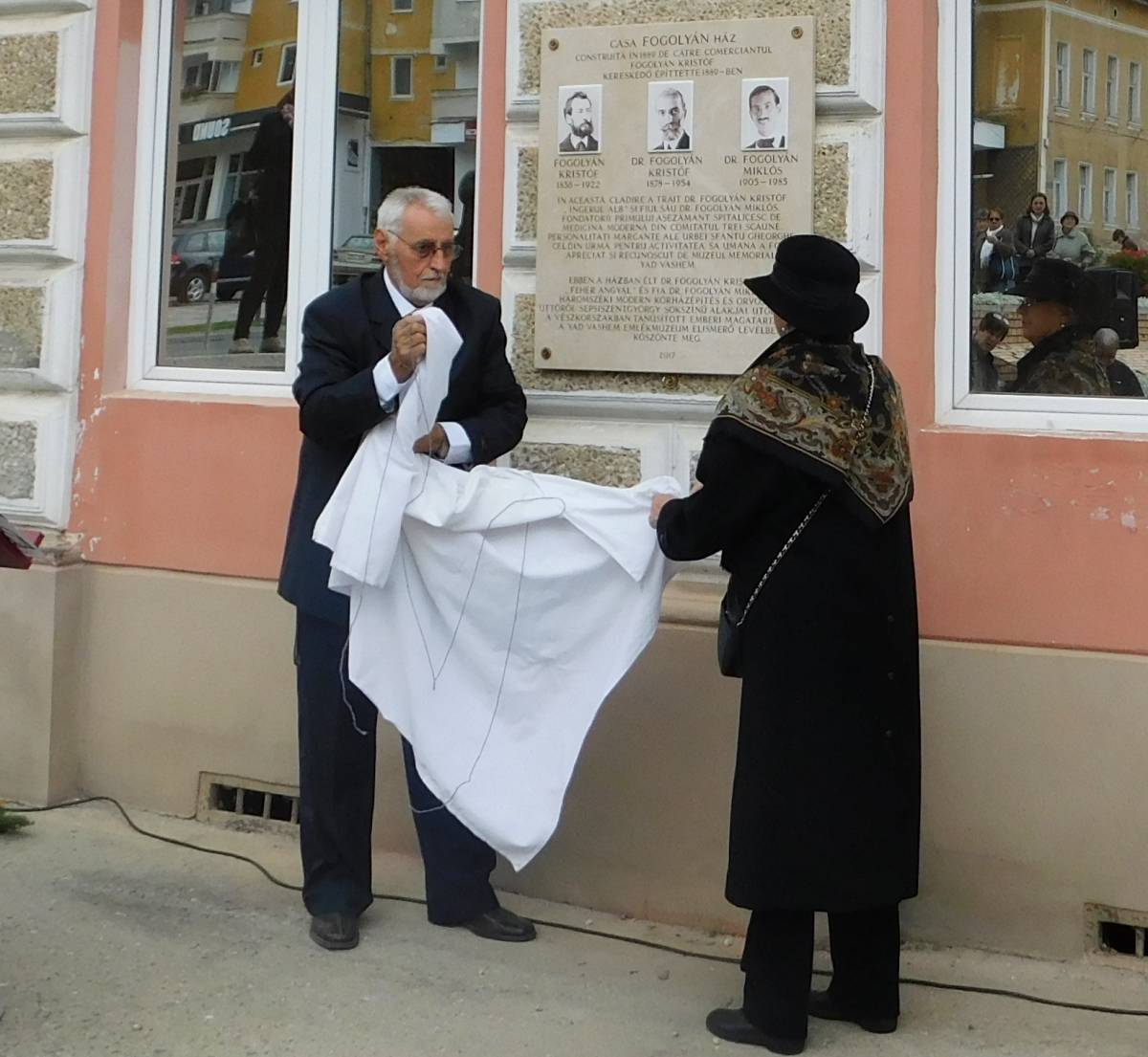 Fogolyán-emléktábla a ház falán: az örökösök a teljes ingatlant visszakövetelik &bullet;  Fotó: Okos Márton