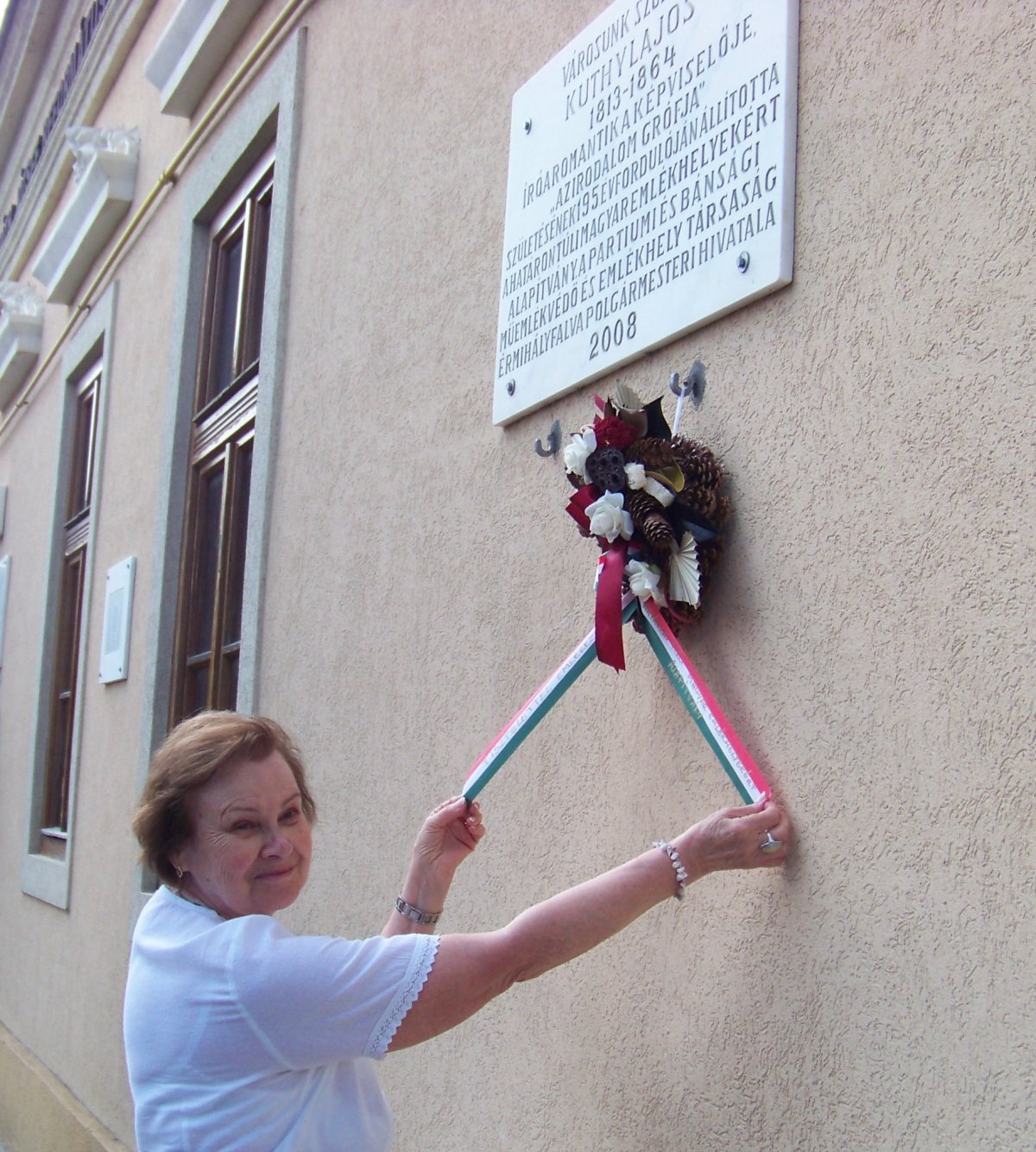 A Kuthy Lajos-emléktáblánál Révász Gizella &bullet;  Fotó: Sütő Éva