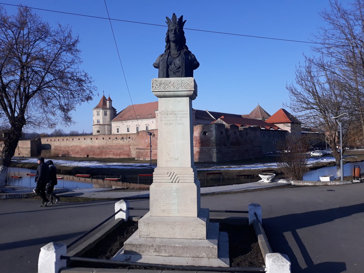 Mihály vajda felesége, Doamna Stanca szobra az általa mindössze egy évig lakott vár előtt •  Fotó: Szucher Ervin
