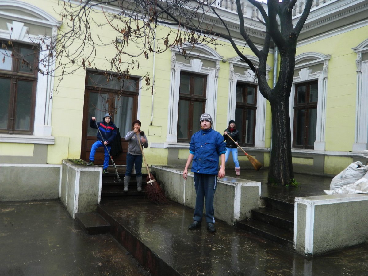 Emberségről példát, vitézségről formát ők adnak! Érköbölkúti gyerekek takarítják a „mecénások’” házát 