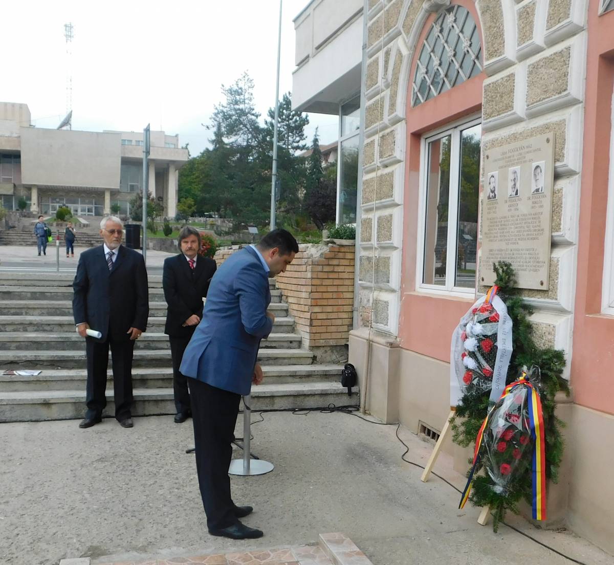 Sebastian Cucu Kovászna megyei prefetus is koszorúz 