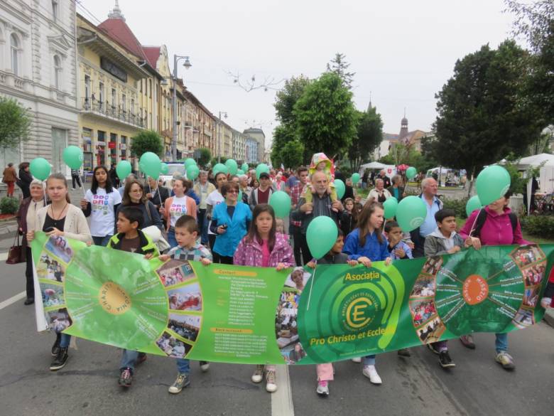 Civilek marosvásárhelyi felvonulása 2017 nyarán: Erdély-szerte hallatják hangjukat •  Fotó: Antal Erika
