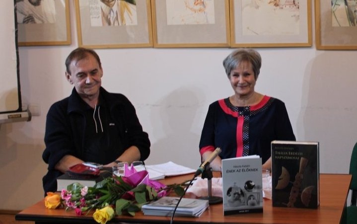 Az interjúkötet mellett Nászta Katalin verseit is bemutatta •  Fotó: László Miklós