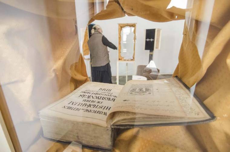 Könyvekből épített grádicsok