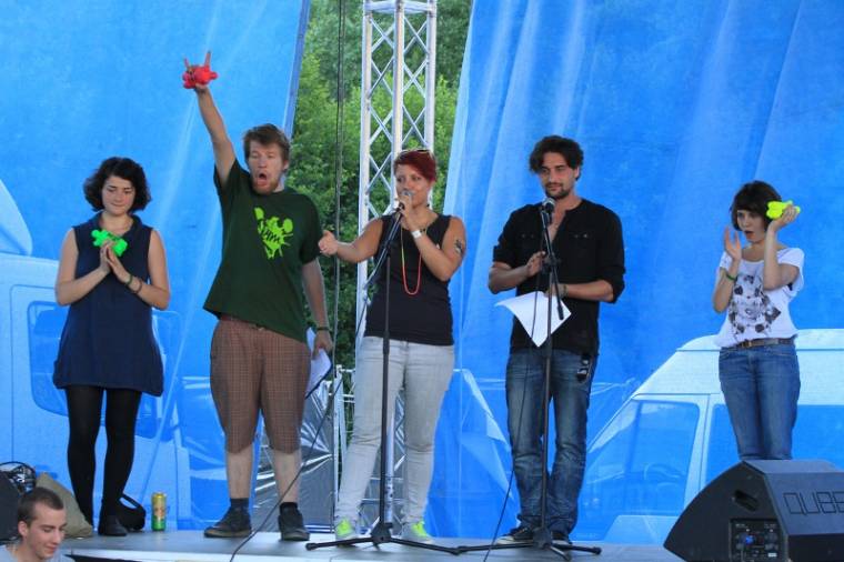 Hangzó költészet, bíráló szavak