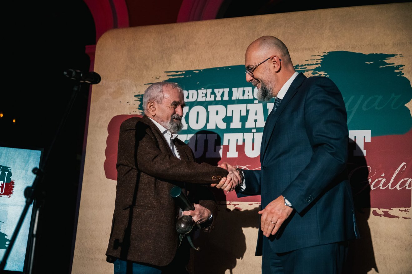 Király László költő az RMDSZ elnökétől, Kelemen Hunortól veszi át a díjat •  Fotó: Facebook/RMDSZ