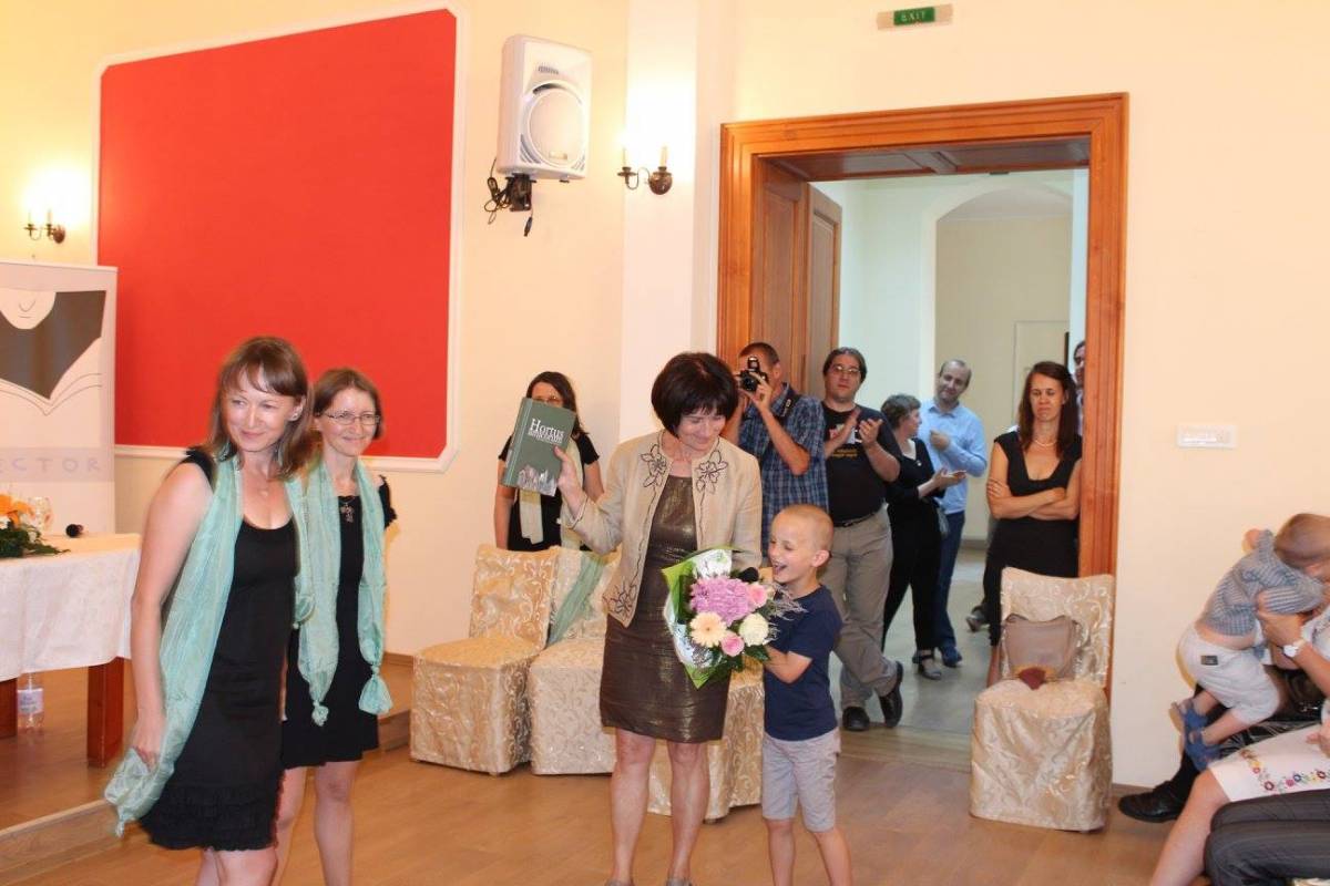 Meglepetés a könyvbemutatón: Egyed Emesét barátai, tanítványai, munkatársai is köszöntötték &bullet;  Fotó: Horváth László