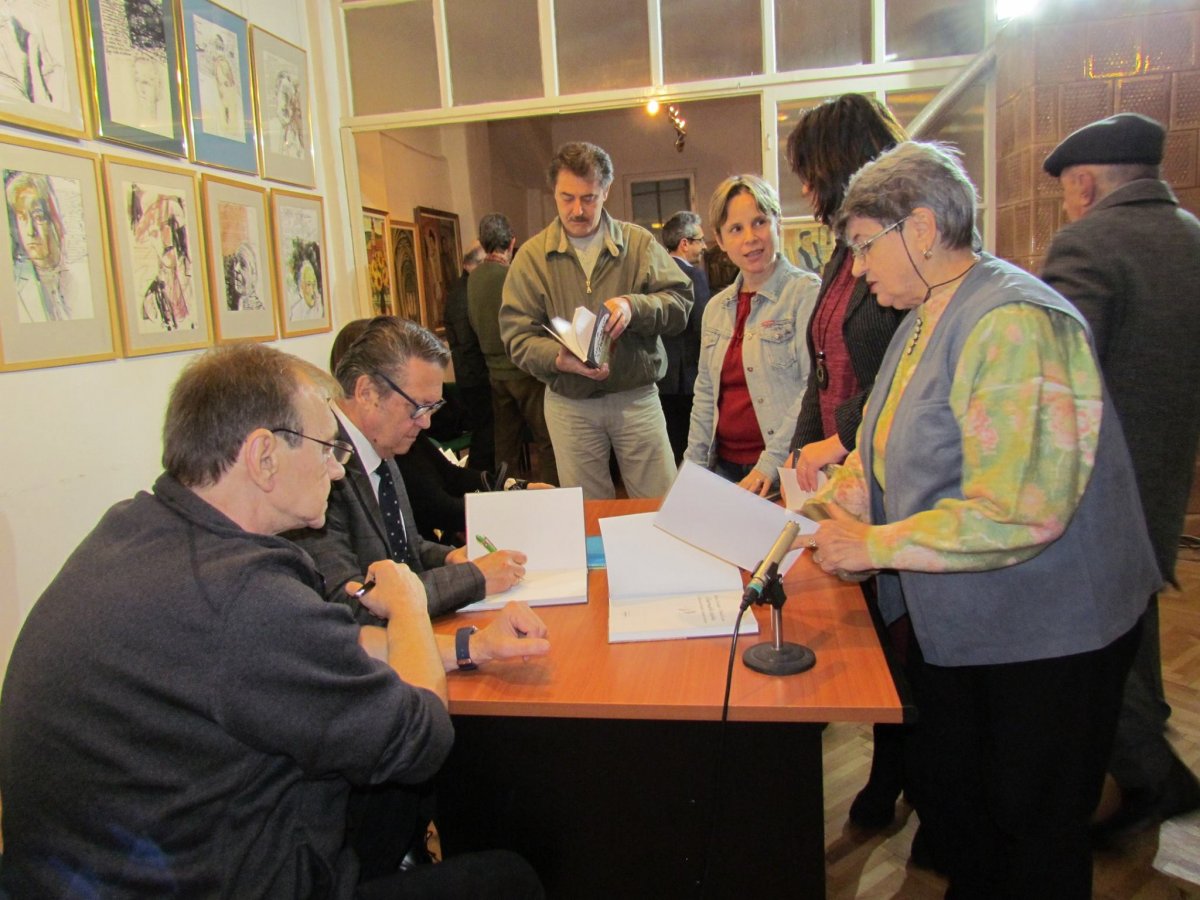 A szerzőpáros, Nánó Csaba és Barta László dedikálja a kötetet &bullet;  Fotó: Kolozsvár Társaság