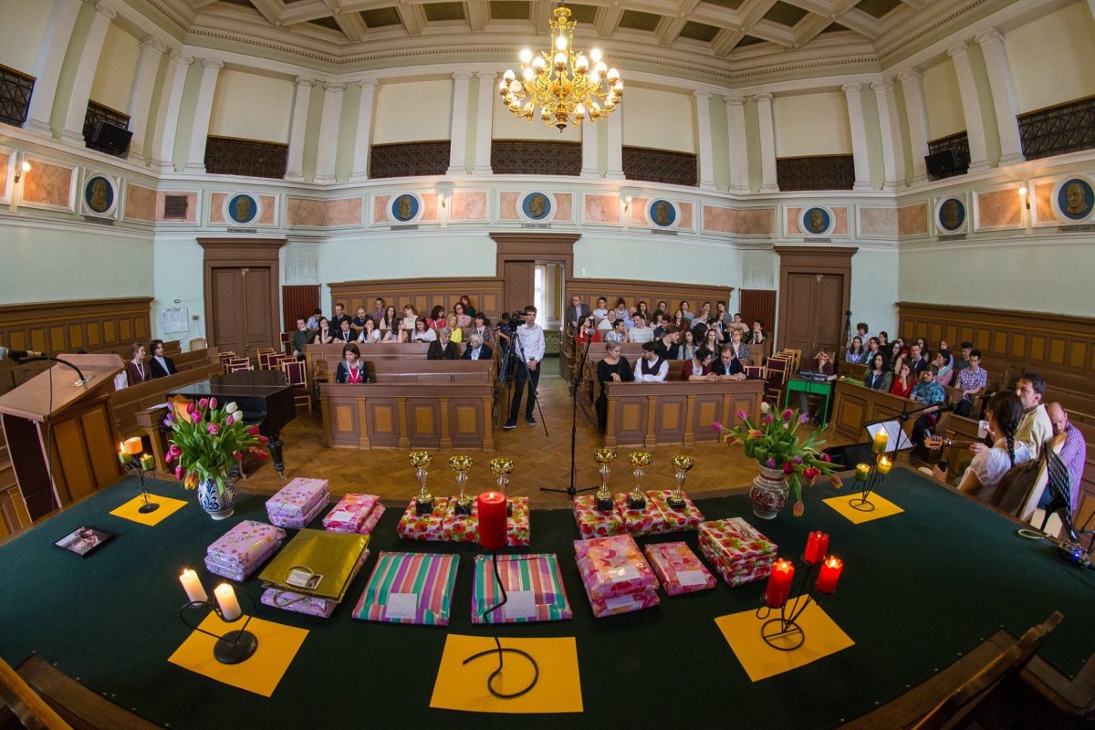 Az unitárius kollégium díszterme adott otthont a vetélkedő ünnepélyes megnyitójának &bullet;  Fotó: Vakarcs Loránd