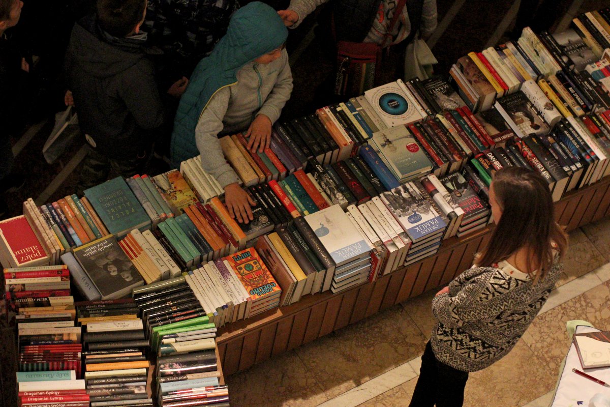 Magyar kiadványok kavalkádja: a könyves standokon műfajilag is változatos a kínálat &bullet;  Fotó: Haáz Vincze