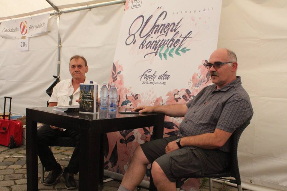 Nánó Csaba szerzővel (balra), lapunk szerkesztőjével, Zilahi Csaba rádiós újságíró beszélgetett &bullet;  Fotó: Horváth László