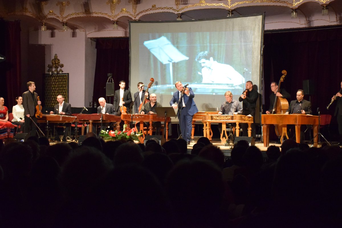 A Kultúrpalota színpadán egyszerre öt cimbalmot szólaltattak meg &bullet;  Fotó: Jencsel Noémi/Hagyományok Háza