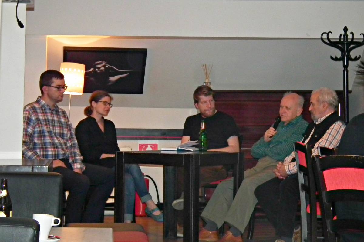 A kolozsvári kultúrkocsmában Karácsonyi Zsolt, László Noémi, André Ferenc, Kántor Lajos és Király László •  Fotó: Kádár Hanga