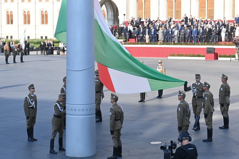 Felvonták a nemzeti lobogót az Országház előtt a nemzeti ünnepen