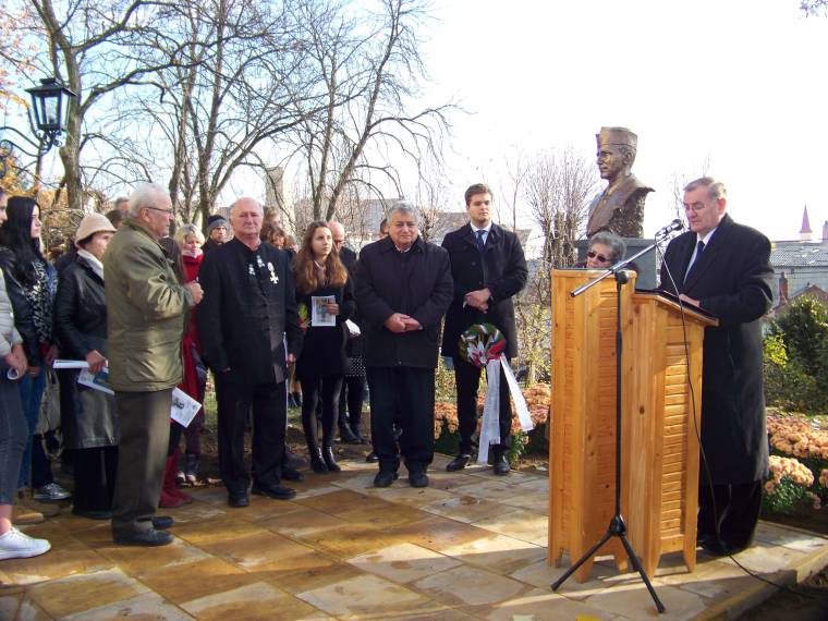 Szobrot emeltek Sass Kálmánnak Érmihályfalván