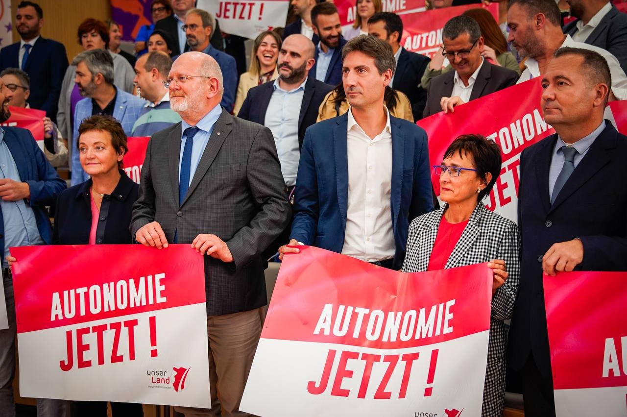 Zakariás Zoltán, Jordi Solé EP-képviselő, az EFA főtitkára, Lorena Lopez EFA-elnök és Szilágyi Zsolt •  Fotó: Facebook/Szilágyi Zsolt