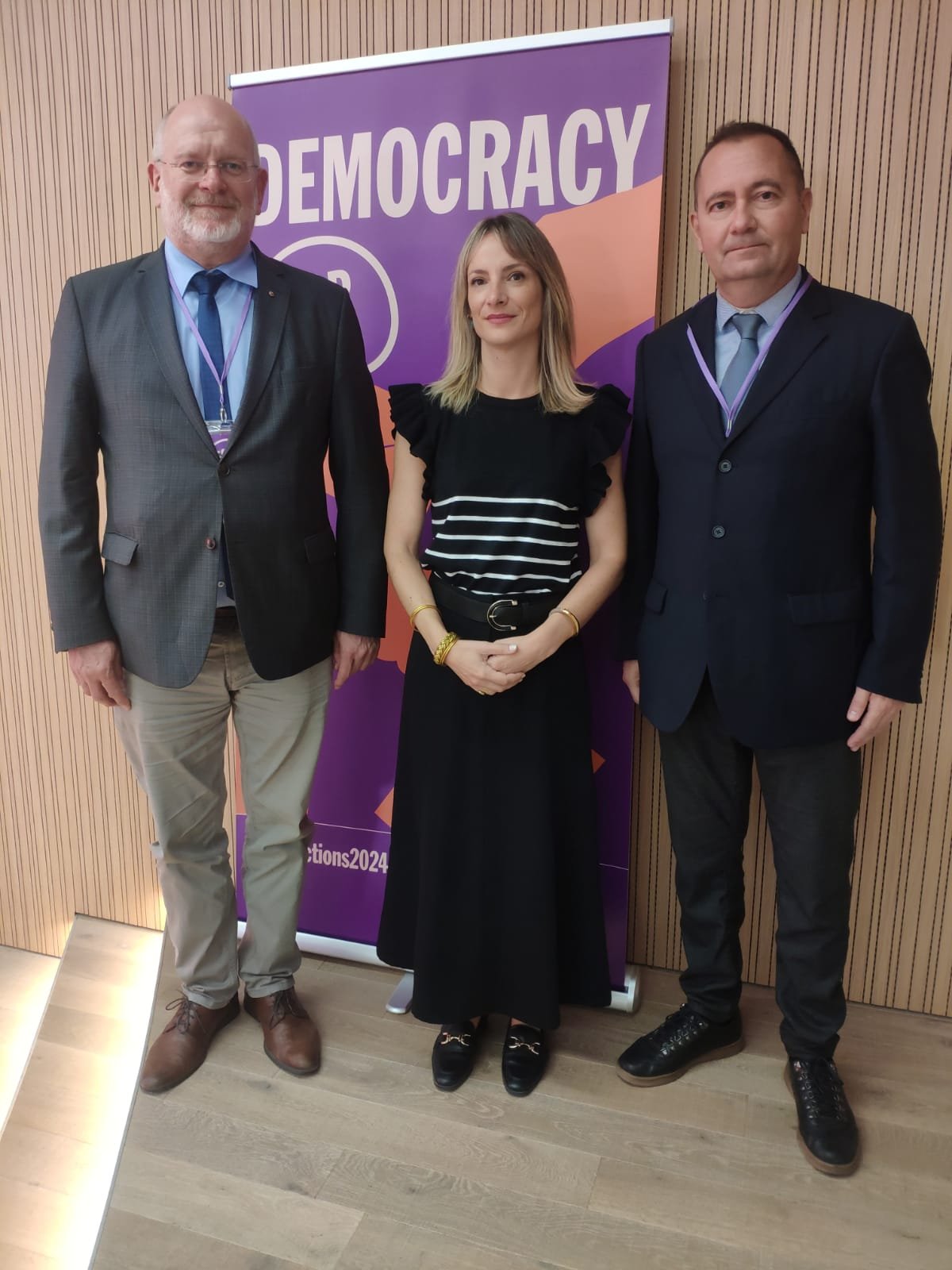 Az erdélyi résztvevők Korzika kulturális miniszterével, Antonia Lucianival •  Fotó: Facebook/Szilágyi Zsolt