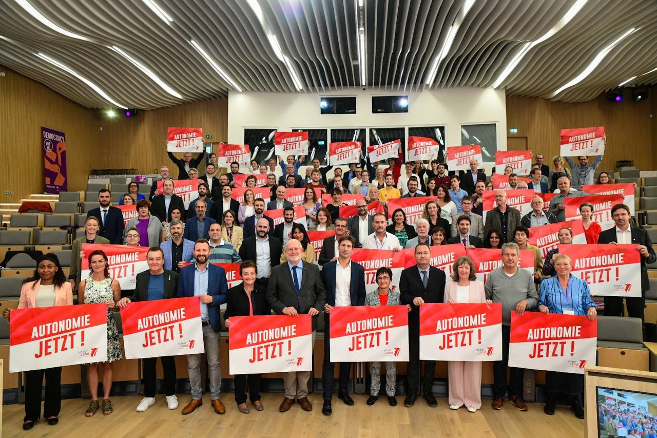 Elkötelezett autonómiapártiak. Strasbourgi csoportkép az EFA kongresszusi résztvevőivel • Fotó: Facebook/Szilágyi Zsolt