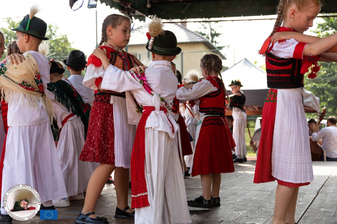 Felszeg Gyöngye Néptánccsoport