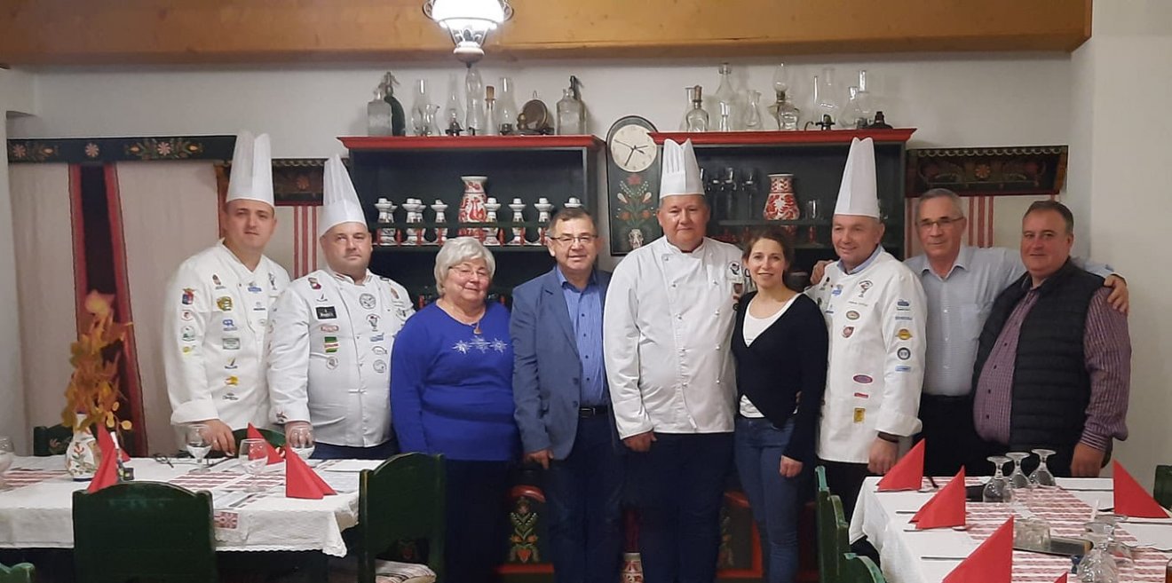 Erdélyi kapcsolatokat is ápolnak. A Békés Megyei Culinary Team csapata vendégségben a székelyudvarhelyi Gizi csárdában •  Fotó: Békés Megyei Culinary Team
