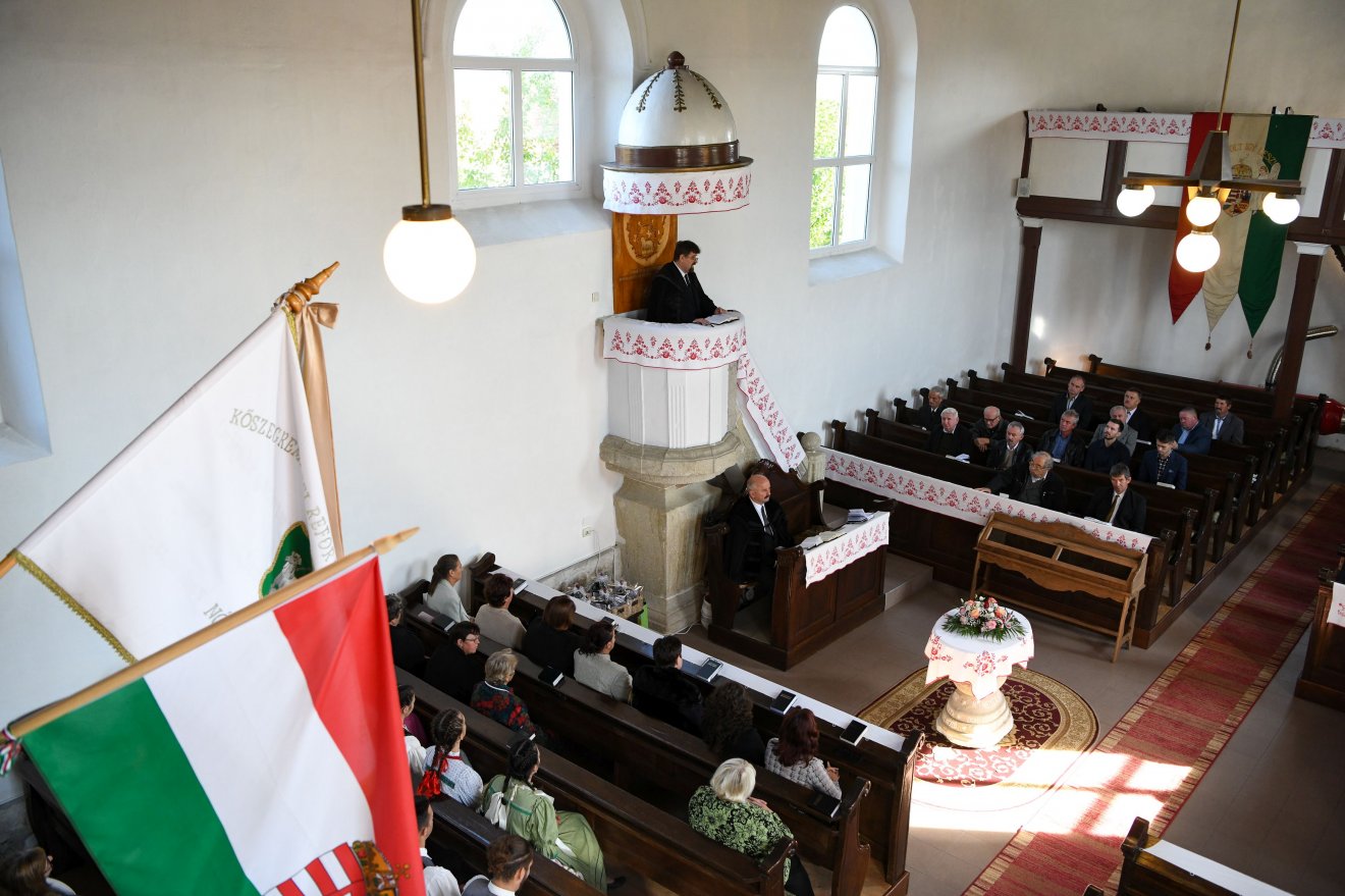 Ünnepi istentisztelet a Túr-menti Kőszegremete református templomában •  Fotó: Czinzel László